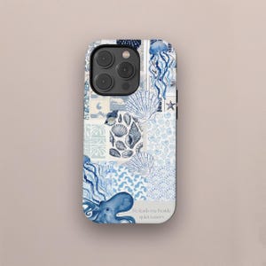 Puede incluir: Funda de teléfono con un diseño de patchwork en azul y blanco con ilustraciones marinas. La funda presenta imágenes de conchas marinas, medusas y un pulpo, con el texto "He leads me beside quiet waters."