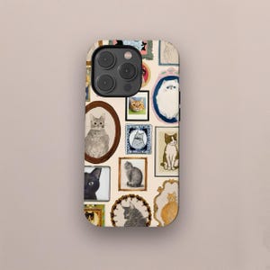 Puede incluir: Una funda de teléfono con un collage de retratos de gatos enmarcados. Los gatos se representan en varias poses y colores, sobre un fondo crema. La funda tiene un recorte para la cámara y botones.