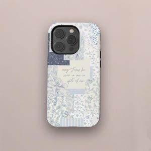 Può includere: Custodia per telefono con un design patchwork nei toni del blu e del bianco. La custodia presenta un motivo floreale e il testo "may Jesus be seen in me in spite of me."