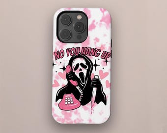 Puede incluir: Una funda de teléfono de color rosa y blanco tie-dye con una ilustración en blanco y negro de un fantasma sosteniendo un cuchillo y un teléfono rosa. El texto "NO YOU HANG UP" está impreso en la funda.