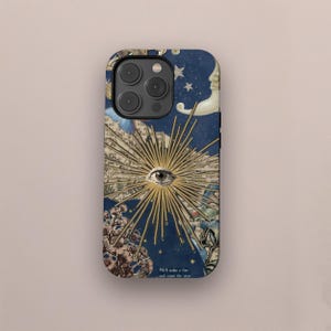 Puede incluir: Funda de teléfono con un diseño celestial. La funda presenta un fondo azul oscuro con un diseño de sol, un ojo, una luna creciente y estrellas. La funda también tiene el texto "We'll make a fire and count the stars."