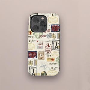 Puede incluir: Una funda blanca para iPhone con un patrón colorido de sellos, aviones y banderas. La funda presenta las palabras "Travel", "Priority Mail", "Transfer" y "Paravion".