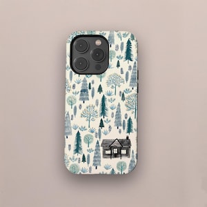 Op de afbeelding: Een telefoonhoesje met een grillige bosscène. Het ontwerp bevat verschillende bomen, struiken en een kleine hut, allemaal in tinten blauw, groen en grijs tegen een crèmekleurige achtergrond. De hoes is ontworpen voor een smartphone.