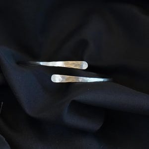 Armreif aus Edelstahl mit Hammerschlag
