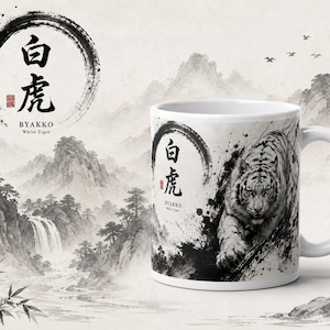 Puede incluir: Taza de cerámica blanca con una ilustración en blanco y negro de un tigre, caligrafía japonesa y las palabras "BYAKKO White Tiger". La taza tiene un asa blanca y un fondo escénico.