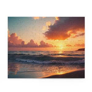 以下が含まれることがあります： 海に沈む夕日のジグソーパズル。空はオレンジとピンクの雲で満たされ、水面は夕日の暖色を映し出しています。パズルは、多くの連動するピースで構成されています。