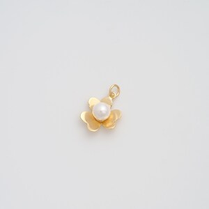 18K Gold Füllte Perlen-Anhänger Zierliche Goldblumen-Charme für DIY Schmuck-Halsketten-Entdeckungen, die Versorgung bilden