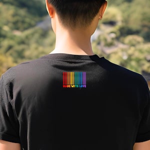 Könnte beinhalten: Ein schwarzes T-Shirt mit einem Regenbogen-Barcode und dem Text "MADE WITH LOVE" auf der Rückseite.