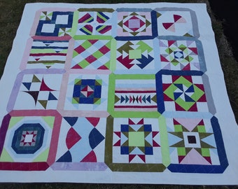 Zomer sampler 2020 throw size quilt in blues en roze