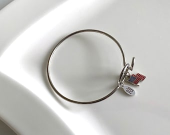 Pulsera con dije de bandera estadounidense (plateada, ajustable)