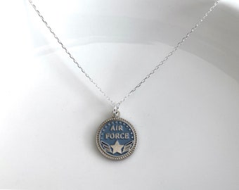 Collar con dije de la Fuerza Aérea: joyería militar patriótica