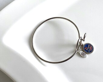 Pulsera con dije de la Guardia Costera, alambre con memoria en tono plateado