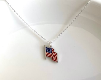 Collar con dije de bandera estadounidense - Chapado en oro o tono plateado