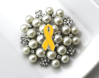 Broche de cinta amarilla: joyería militar (perla y plata)