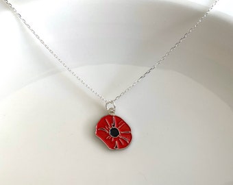 Collar con dije de amapola roja: símbolo del recuerdo militar