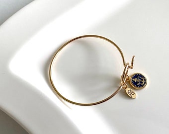 Pulsera con dijes de la Marina, alambre con memoria en tono dorado