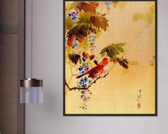 Op de afbeelding: Een schilderij van twee rode vogels die op een tak van een blauwe regenplant zitten. De plant is bedekt met paarse en blauwe bloemen. De achtergrond is lichtgeel.