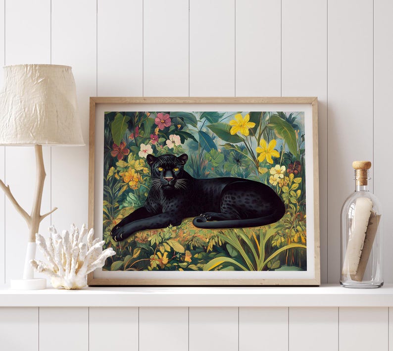 Op de afbeelding: Een ingelijste kunstdruk met een zwarte panter die rust in een weelderige, kleurrijke jungle-omgeving. Het kunstwerk toont levendige bloemen en bladeren, met de slanke vorm van de panter als middelpunt.