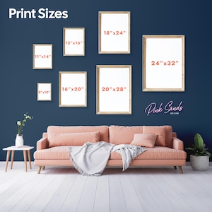 Op de afbeelding: Een display van ingelijste kunstdrukken in verschillende formaten, waaronder 20x25cm, 28x36cm, 30x41cm, 41x51cm, 46x61cm, 51x71cm en 61x81cm. De tekst "Print Sizes" staat bovenaan. De prints worden boven een roze bank weergegeven.
