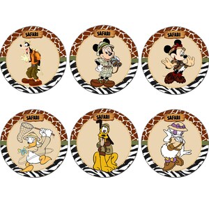 Op de afbeelding: Zes ronde, bruin-witte papieren cupcake-toppers met Disney-figuren in safari-outfits. De figuren zijn Mickey Mouse, Minnie Mouse, Goofy, Donald Duck, Pluto en Daisy Duck. Elke topper heeft het woord "SAFARI" erop gedrukt.