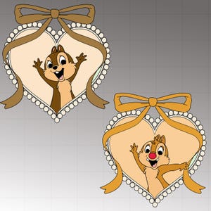 Può includere: Due ornamenti a forma di cuore con Cip e Ciop della Disney. Ogni ornamento ha uno sfondo marrone chiaro, un bordo di perline bianche e un fiocco di nastro marrone. Cip e Ciop sono raffigurati con le braccia alzate.