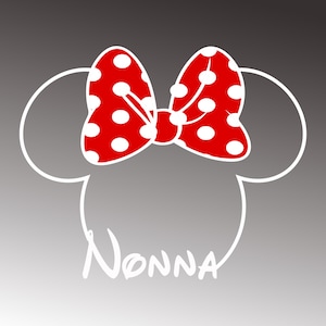 Könnte beinhalten: Eine weiße Umrisszeichnung eines Mauskopfes mit einer großen roten Schleife mit weißen Punkten zwischen den Ohren. Das Wort Nonna ist in weißer Schreibschrift in der unteren Mitte des Mauskopf-Umrisses zu sehen.