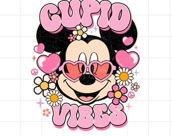 Può includere: Grafica in stile retrò con Topolino che indossa occhiali da sole a forma di cuore. Il design include le parole "Cupid Vibes" in lettere rosa, circondate da cuori, fiori e simboli di pace su sfondo bianco.