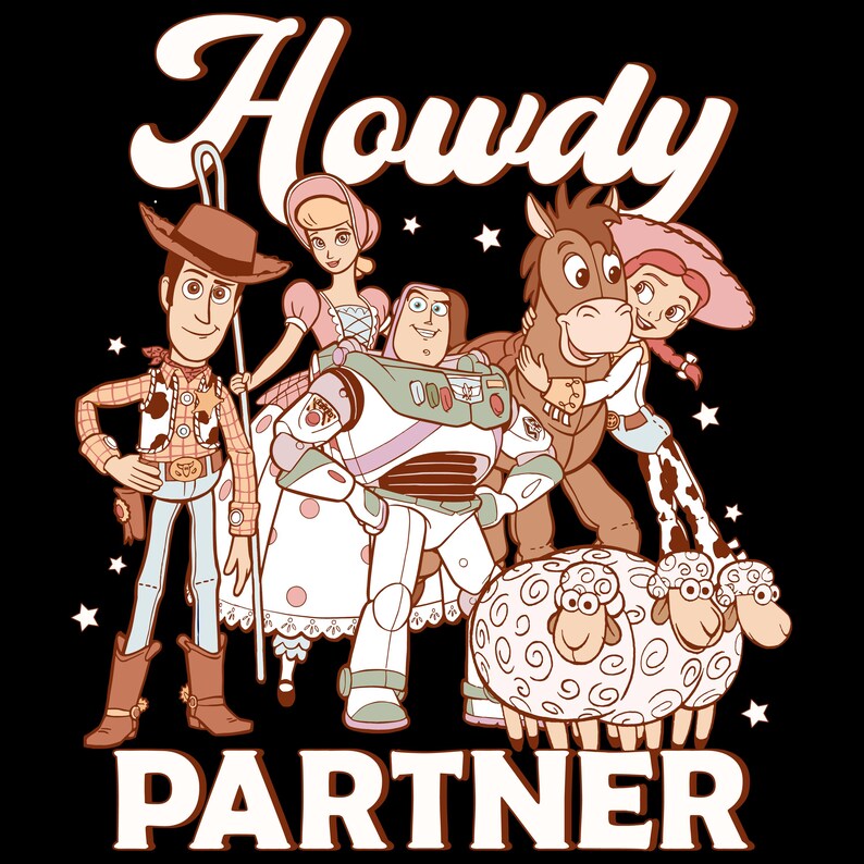 Puede incluir: Gr&aacute;fico negro con personajes de Toy Story, incluyendo a Woody, Buzz Lightyear y Jessie. El texto "Howdy Partner" se muestra en una fuente estilizada sobre los personajes. Dos ovejas est&aacute;n en la parte inferior.