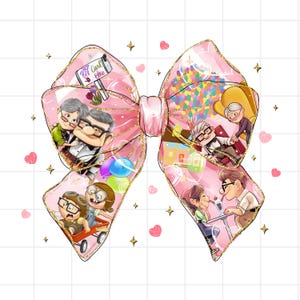 Puede incluir: Lazo rosa con un diseño dorado brillante. El lazo tiene imágenes de personajes de la película Up, incluyendo a Carl y Ellie, Russell, Dug y Kevin. El lazo también tiene un buzón con el texto "Carl & Ellie".