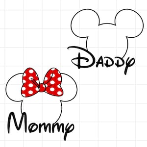 Puede incluir: Dos contornos de cabeza de Mickey Mouse, uno con un lazo rojo de lunares y el otro con la palabra "Daddy" en una fuente cursiva. El otro contorno de la cabeza tiene la palabra "Mommy" en una fuente cursiva. El diseño es en negro y rojo.