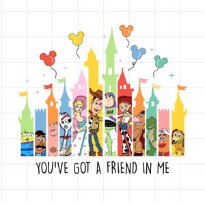 Puede incluir: Ilustración colorida con personajes de Toy Story frente a siluetas de castillos estilizadas. Globos de Mickey Mouse flotan arriba. El texto "YOU'VE GOT A FRIEND IN ME" está en la parte inferior.