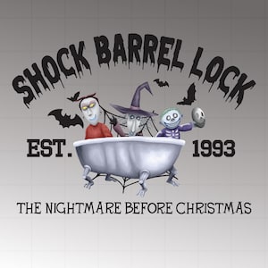 Pode incluir: Ilustração com os personagens Shock, Barrel e Lock de "O Estranho Mundo de Jack" em uma banheira. A imagem inclui morcegos, o texto "SHOCK BARREL LOCK", "EST. 1993" e "THE NIGHTMARE BEFORE CHRISTMAS."
