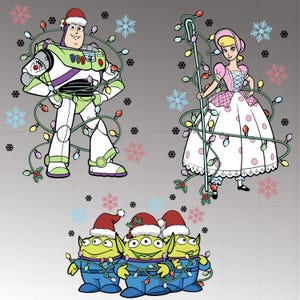 Könnte beinhalten: Illustration von Buzz Lightyear, Bo Peep und drei kleinen grünen Männchen aus Toy Story, alle mit Weihnachtsmützen und umwickelt mit Lichterketten. Schneeflocken sind um die Charaktere auf grauem Hintergrund verstreut. Festliches Urlaubsthema.