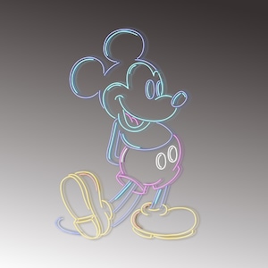 Op de afbeelding: Neon-stijl illustratie van Mickey Mouse in een loopstand. De omtrek van het personage is blauw, met gele en roze accenten op de schoenen, shorts en mond. De achtergrond is een grijze gradi&euml;nt.