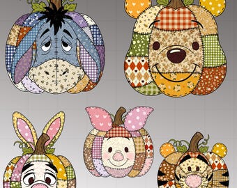 Puede incluir: Cinco coloridas calabazas de patchwork con personajes queridos. Ígor, Winnie the Pooh, Conejo, Piglet y Tigger están representados con detalles cosidos. Cada calabaza tiene un tallo marrón y está hecha de varias telas estampadas.