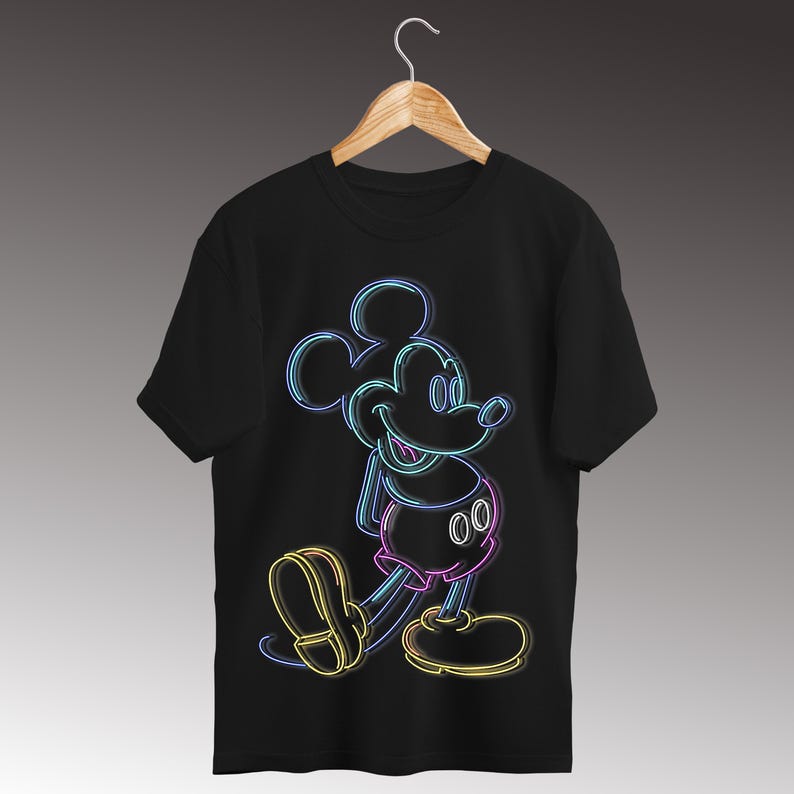 Op de afbeelding: Zwart T-shirt met een neon-stijl illustratie van Mickey Mouse. Het ontwerp gebruikt blauwe, roze, gele en groene contouren om het iconische personage af te beelden. Het shirt hangt aan een houten hanger.