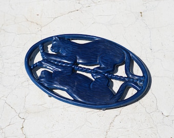 Salvamanteles vintage Genevieve Lethu con diseño de gato azul, placa de hierro fundido esmaltado fabricada en Francia, decoración de cocina francesa de los años 70, salvamanteles Invicta azul cobalto