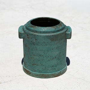 Maceta de cerámica vintage con pátina verde, maceta turquesa con asas, cerámica estilo Arts and Crafts, jarrón rústico verde, decoración moderna orgánica.