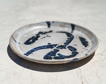 Grande piatto in ceramica artigianale firmato e datato, vassoio da portata in ceramica con pennellate blu astratte, vassoio in gres artigianale Wabi Sabi