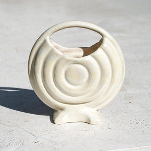 Jarrón vintage moderno de mediados de siglo blanco nacarado / Jarrón de cerámica artística con círculo escultórico iridiscente / Decoración minimalista neutra de cerámica MCM