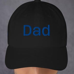 ブルーの刺繍が入ったブラックのダッドハット - 父の日ギフト - フロントに「DAD」、サイドに「LOVE YOU」 - 男性用調節可能なコットンキャップ