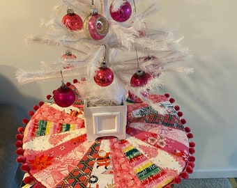 Pink Christmas Tree Skirt Tabletop 19" Diameter Dredeen Plate Patchwork Pattern