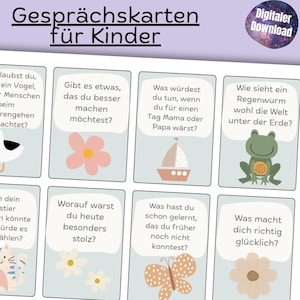 以下が含まれることがあります： 子供向けの会話カードセットで、さまざまなイラストと質問が特徴です。 カードは、花、ヨット、カエル、蝶の画像が入った水色の背景です。 テキスト「Digitaler Download」は右上にあります。