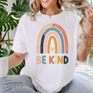Diseño arcoíris PNG &quot;Sé amable&quot;, clipart de bondad bohemia retro, PNG inspirador para camisetas, descarga digital de salud mental
