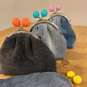 Bolsa de mezclilla reciclada, monedero con cierre de beso hecho a mano, clutch estilo vintage, bolsa pequeña de mezclilla, billetera vaquera azul sostenible, monedero pequeño