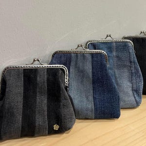 Monedero de mezclilla reciclado hecho a mano, billetera con cierre de botones de patchwork, bolso de mano pequeño sostenible, bolsa de mezclilla reciclada de estilo vintage, regalo para ella