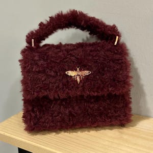 Plüsch-Burgunder-Kunstpelz-Handtasche mit Rosegold Bienenakzent, weicher, flauschiger Geldbeutel, gemütliche schicke Tasche mit oberem Griff für Frauen, handgefertigte pelzige Stricktasche