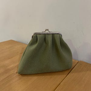 Monedero de piel sintética verde oliva, cartera con cierre de beso de inspiración vintage, bolso fruncido hecho a mano, elegante clutch de piel vegana, regalo para ella