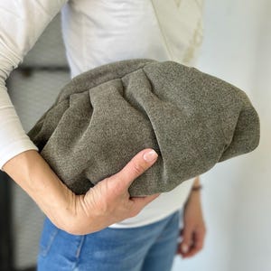 Bolso de terciopelo verde salvia hecho a mano, bolso de mano suave con pliegues, bolso bohemio minimalista, elegante bolso con cordón, regalo para ella, accesorio para todo el día.