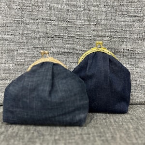 Monedero de mezclilla reciclado hecho a mano, cartera pequeña con cierre de beso, monedero vintage, bolsa de tela minimalista, regalo para ella
